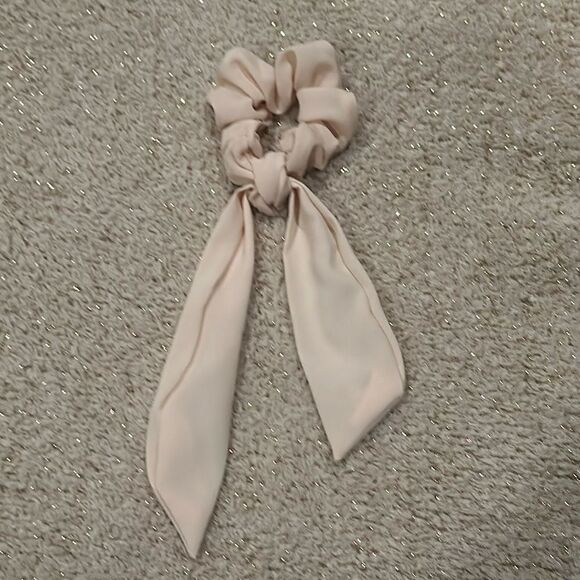 Free People Bow Scrunchy Ivory - Picture 1 of 2